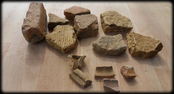 Figure 76. tuile et fragments de vases